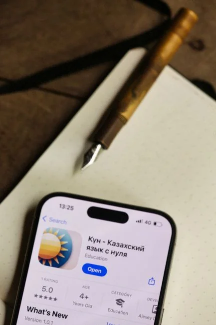 Une miniature de panier d’achat posée sur le clavier d’un ordinateur portable, illustrant l’achat en ligne et le e-commerce.